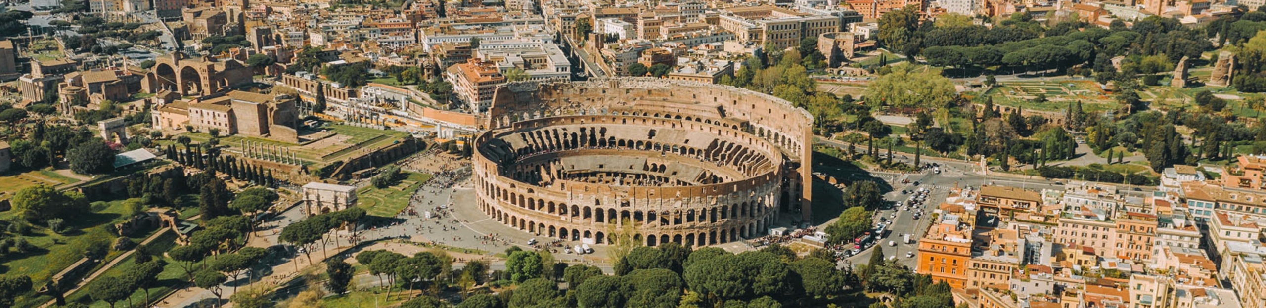 Roma vista dall'alto con il Colosseo al centro