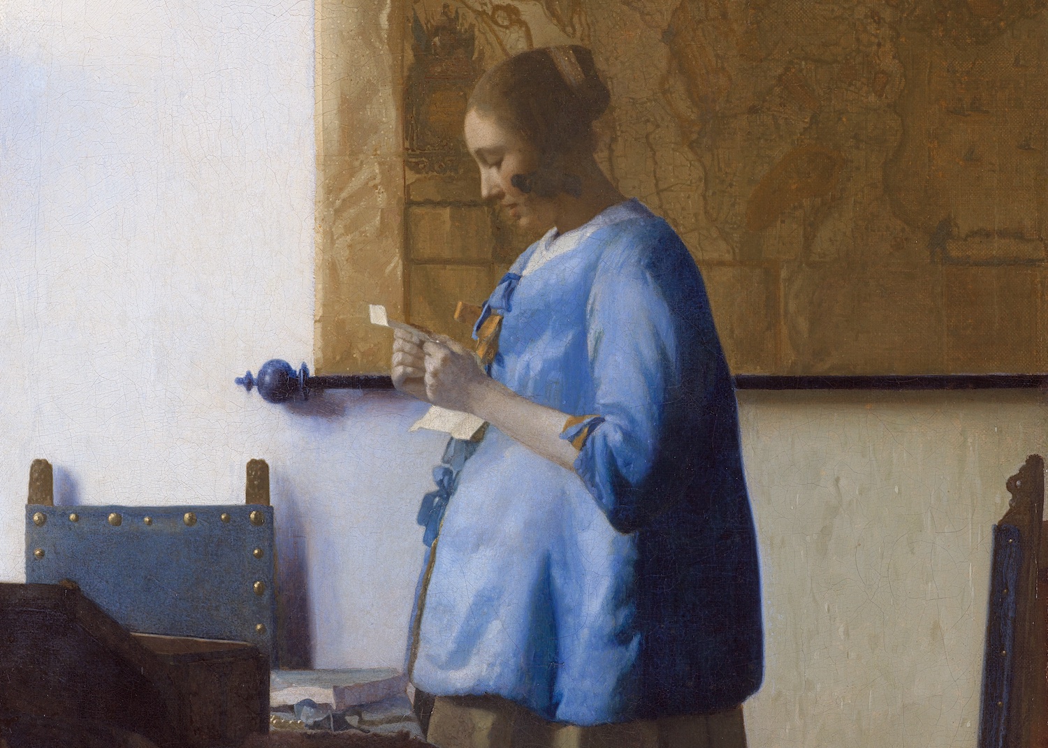 Interno con donna che legge una lettera